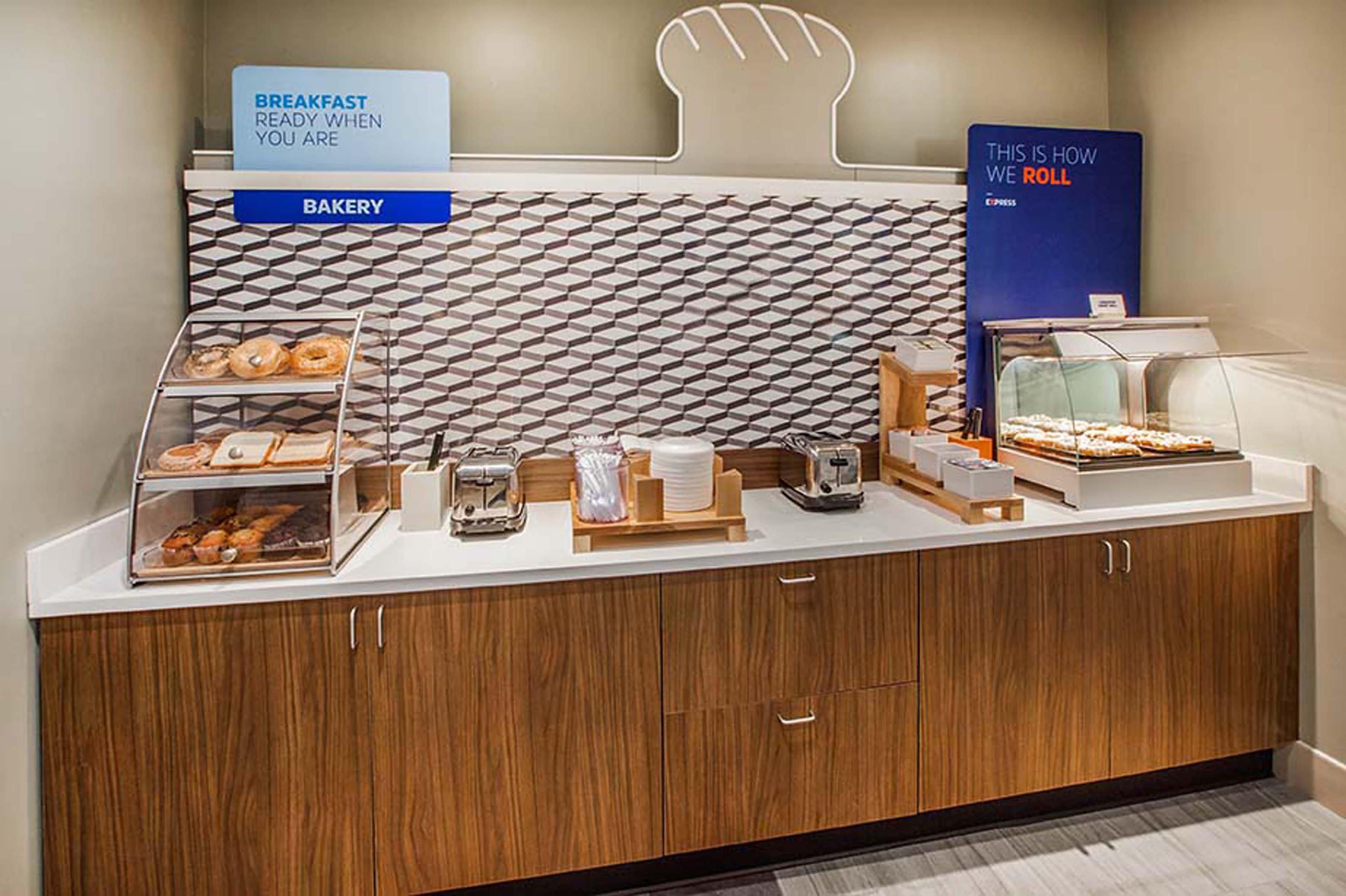 Holiday Inn Express Corning By Ihg Екстериор снимка