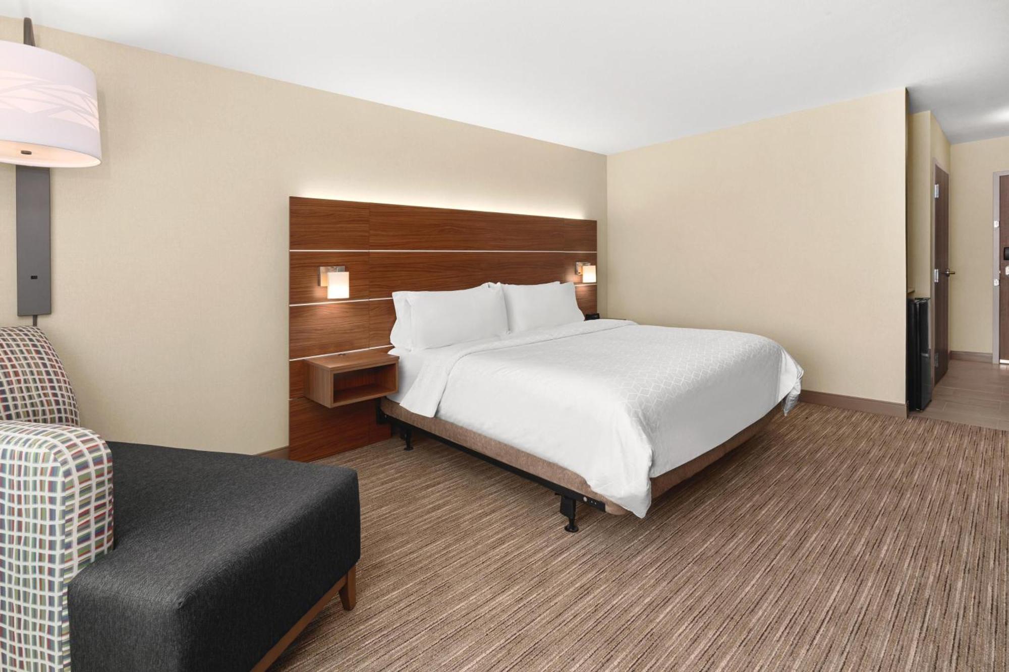 Holiday Inn Express Corning By Ihg Екстериор снимка