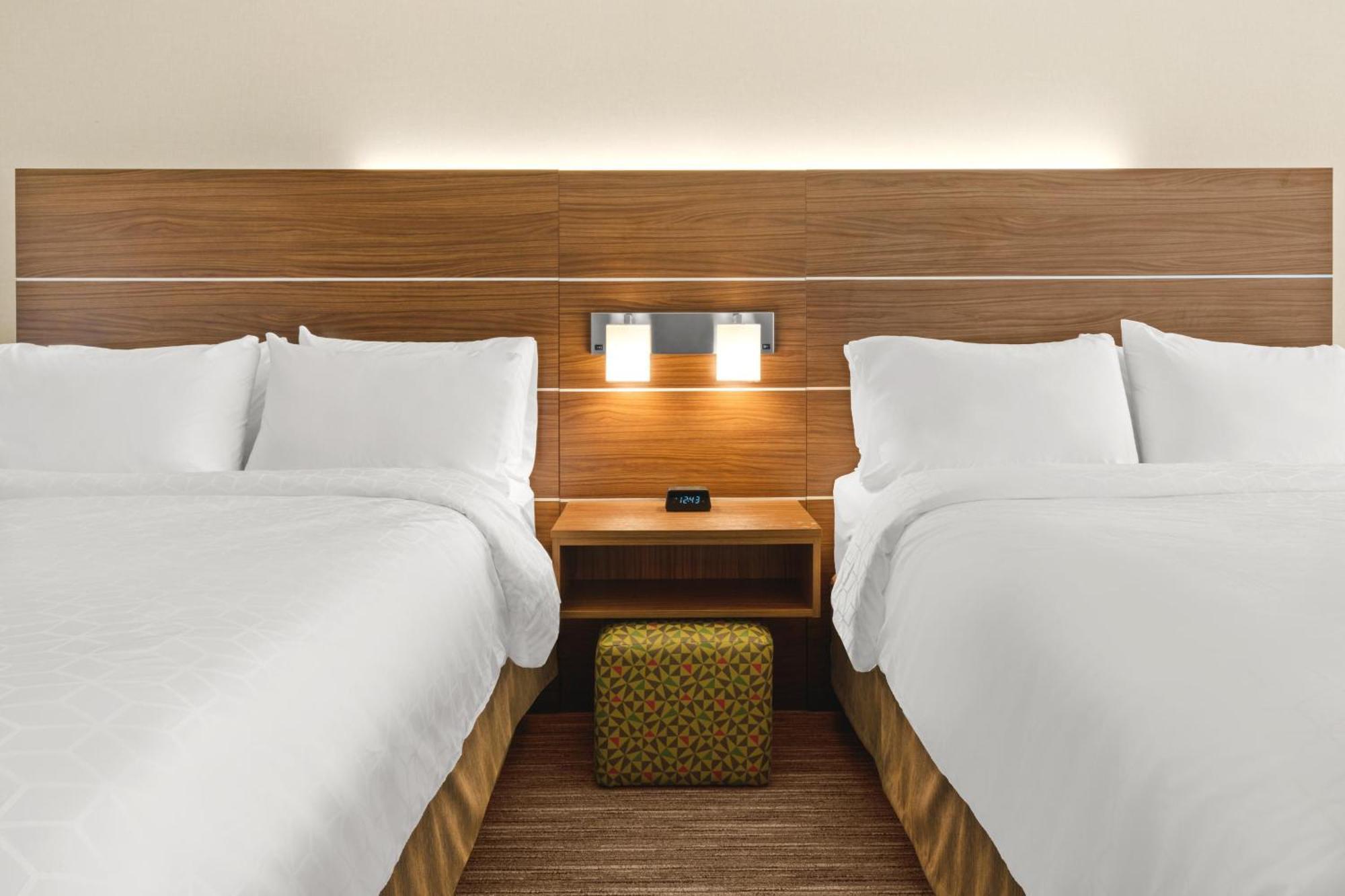 Holiday Inn Express Corning By Ihg Екстериор снимка
