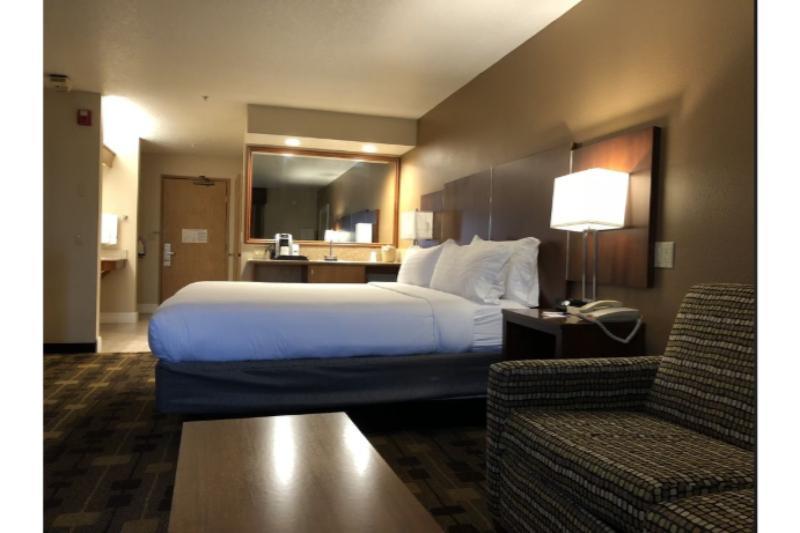 Holiday Inn Express Corning By Ihg Екстериор снимка