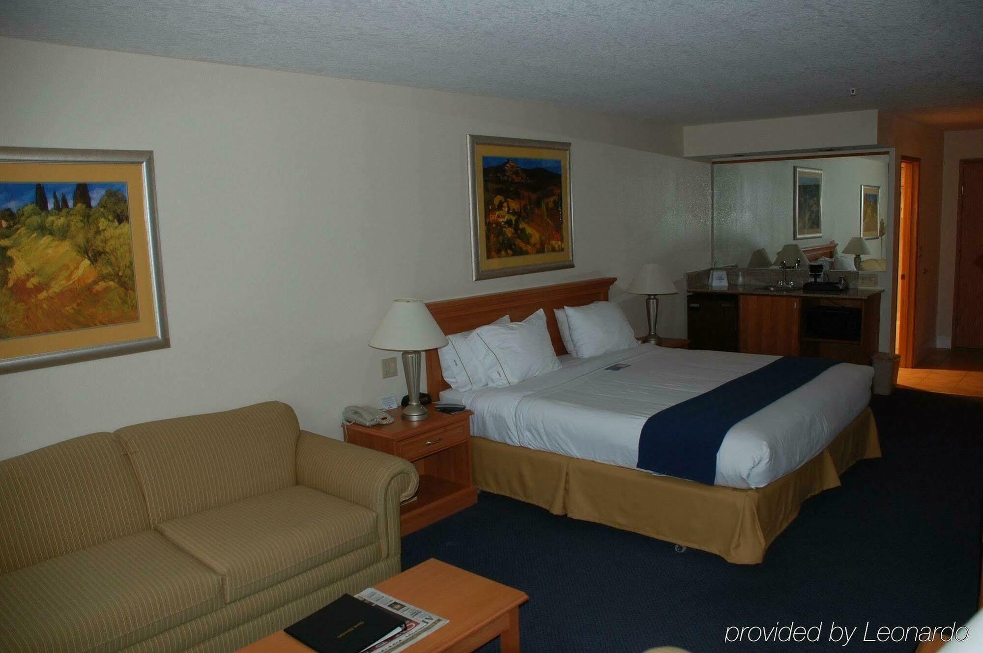 Holiday Inn Express Corning By Ihg Екстериор снимка